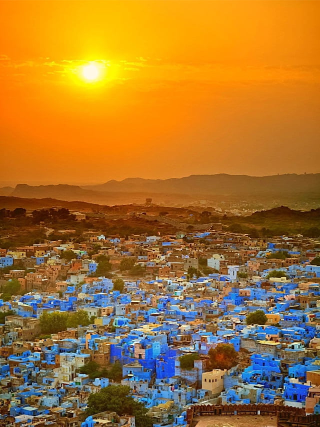 Mehrangarh Fort seen as a backdrop to the blue city of Jodhpur, Rajasthan,  India Stock Photo - Alamy